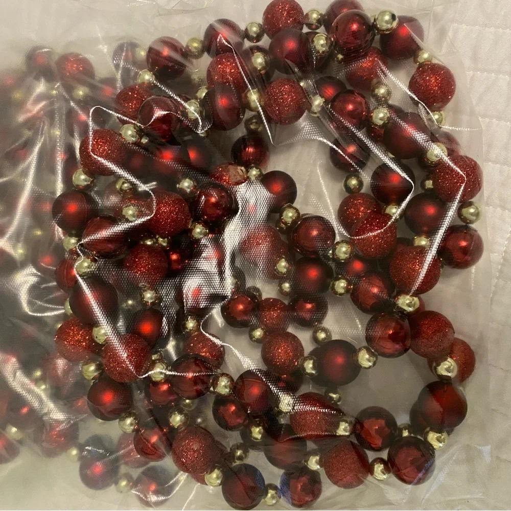 Christmas tree trimming garland